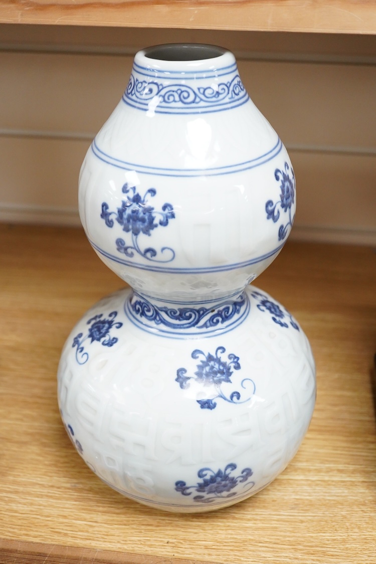 A Chinese blue and white double gourd vase, 30cm